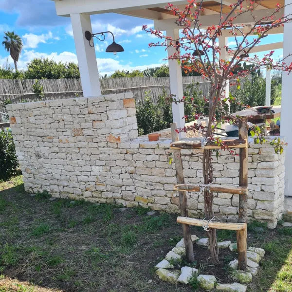 Muro a secco squadrato in pietra