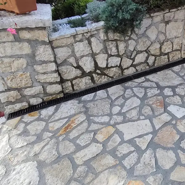 Pavimento in pietra di Trani incerto