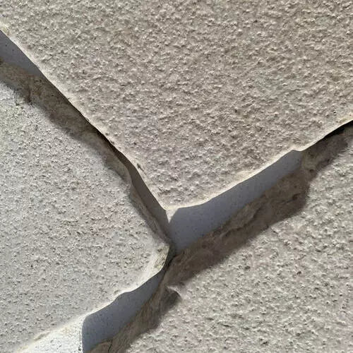 Pavimento in pietra di Apricena incerto