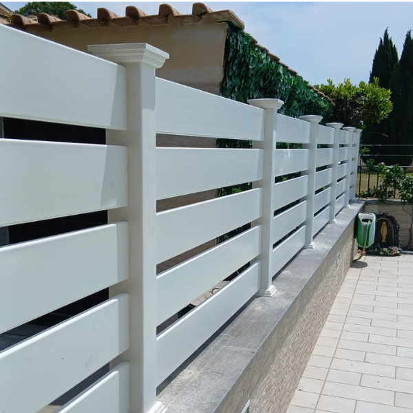 Recinzioni doghe in PVC con distanziatori da 4 cm