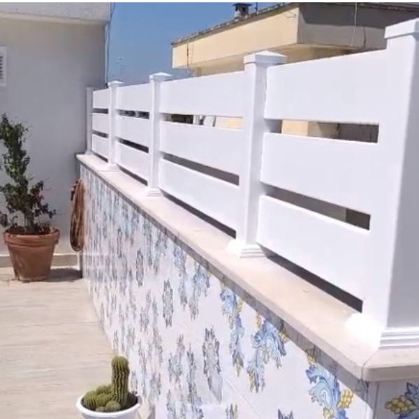 Recinzioni doghe in PVC con distanziatori da 4 cm