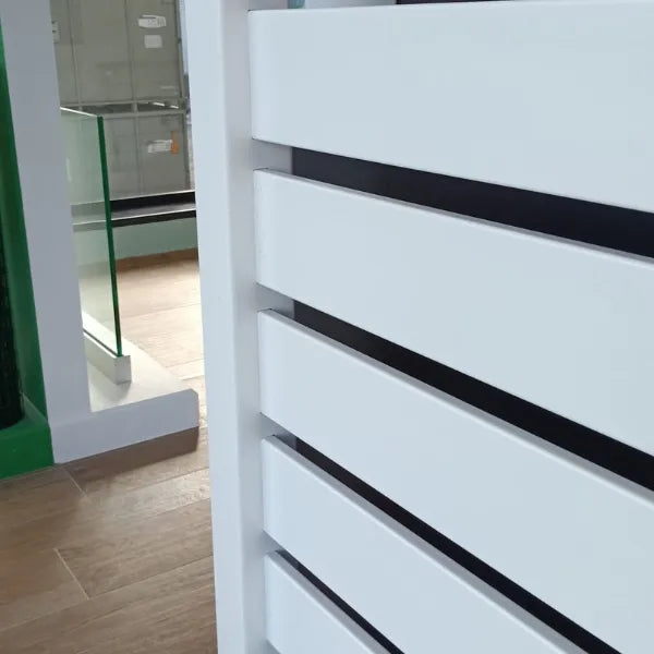 Recinzioni doghe in PVC con distanziatori da 1 cm