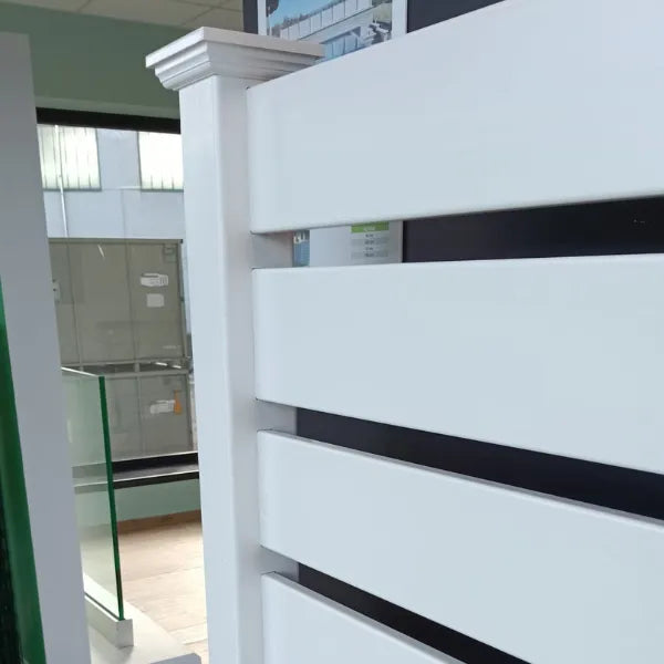 Recinzioni doghe in PVC con distanziatori da 1 cm