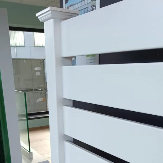 Recinzioni doghe in PVC con distanziatori da 1 cm