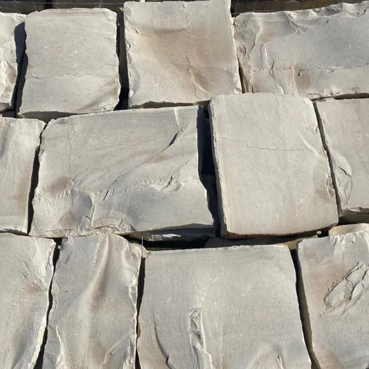 Muro a secco squadrato in pietra naturale con binderi rustici