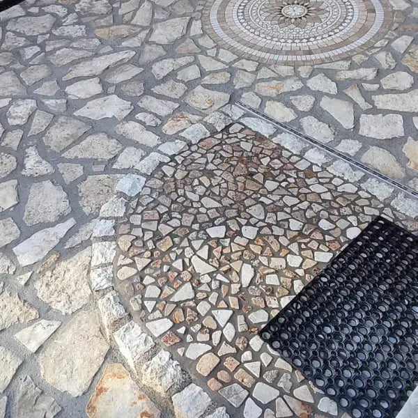 Pavimento in pietra di Trani incerto
