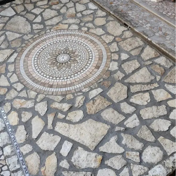 Pavimento in pietra di Trani incerto