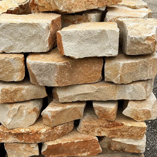 Muro a secco squadrato in pietra